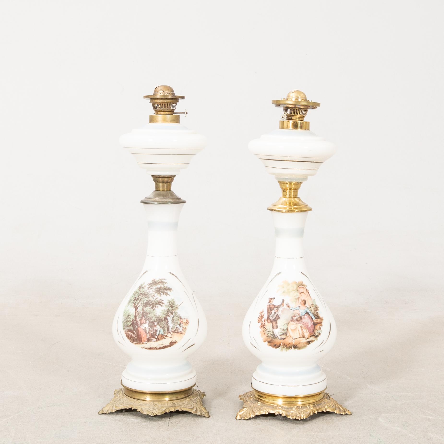 Bordsfotogenlampor ett par 1900-tal.