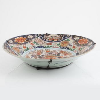 A large Japanese imari dish, 20th century.