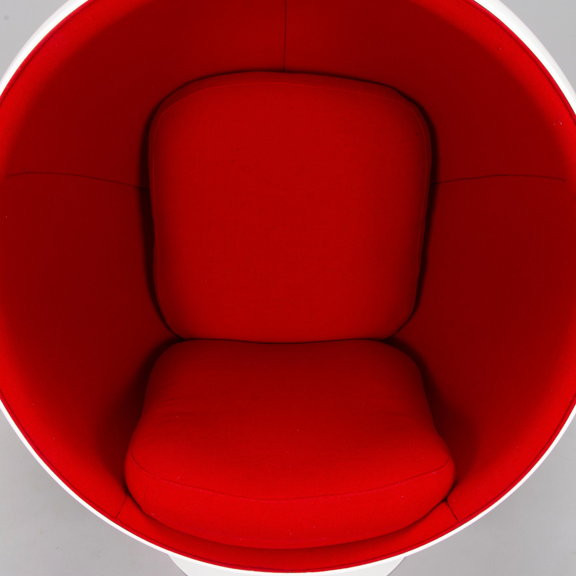 Eero Aarnio, "Pallotuoli" erikoisversio Asko 100 vuotta, Eero Aarnio Originals, 2010-luku.