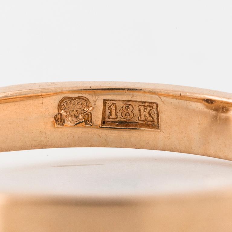 A brilliant cut diamond ring.