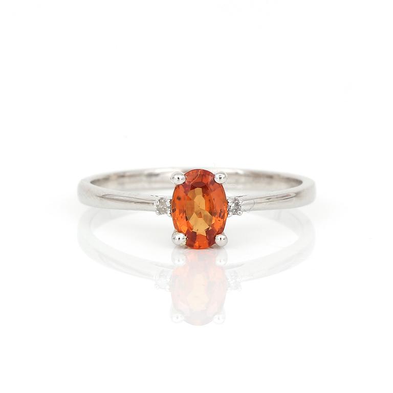 RING, 9K vitguld med ovalslipad orange safir, ca 0,44 ct samt diamanter, tot ca 0,01 ct. Total vikt ca 1,12 g.