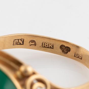 Ring 18K guld med cabochonslipad grön agat.