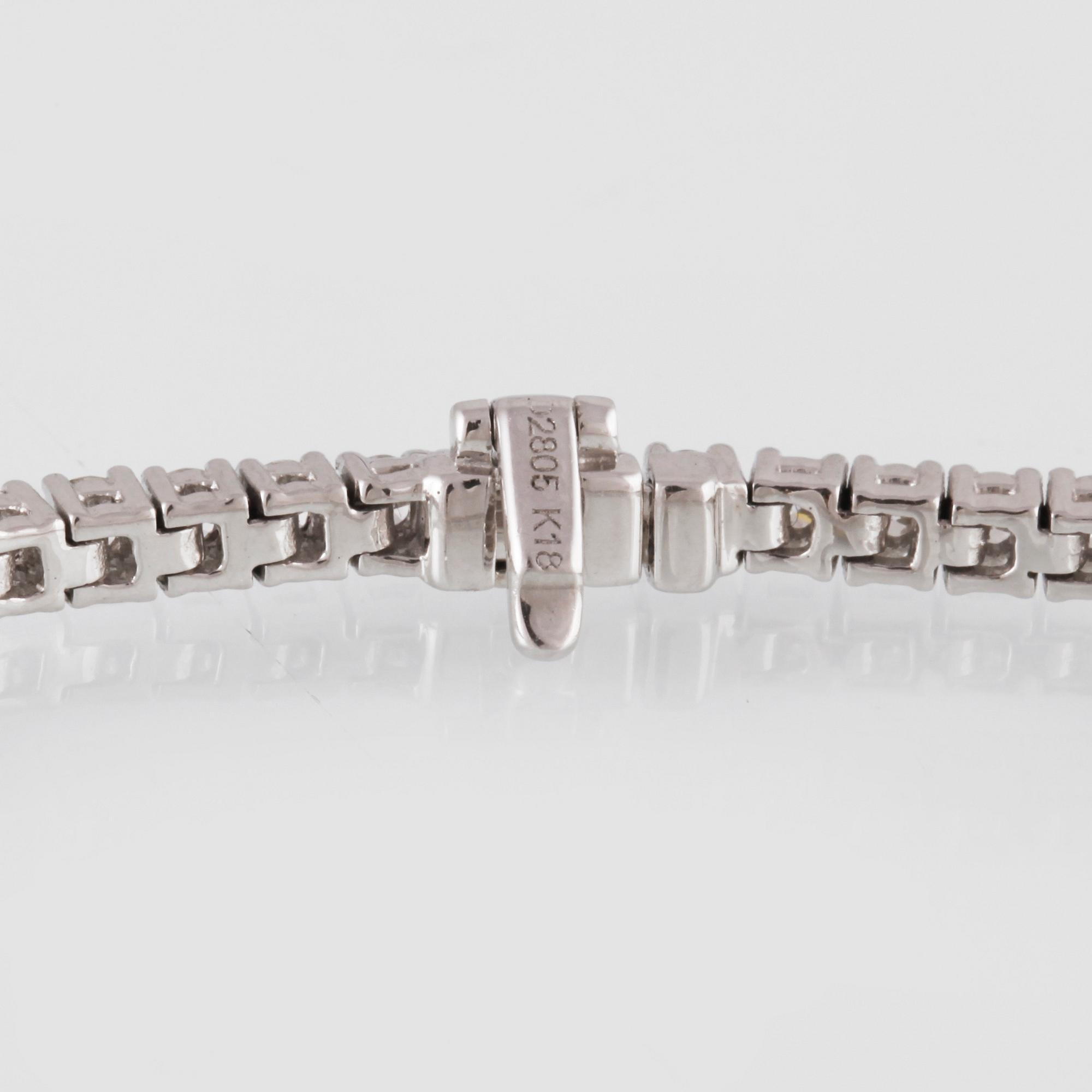 ARMBAND, 18K vitguld med 80 briljantslipade diamanter 2.81 ct. Vikt 11,6 gram.