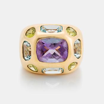 500. An 18K gold ring set with faceted amethyst, peridot and aquamarine.