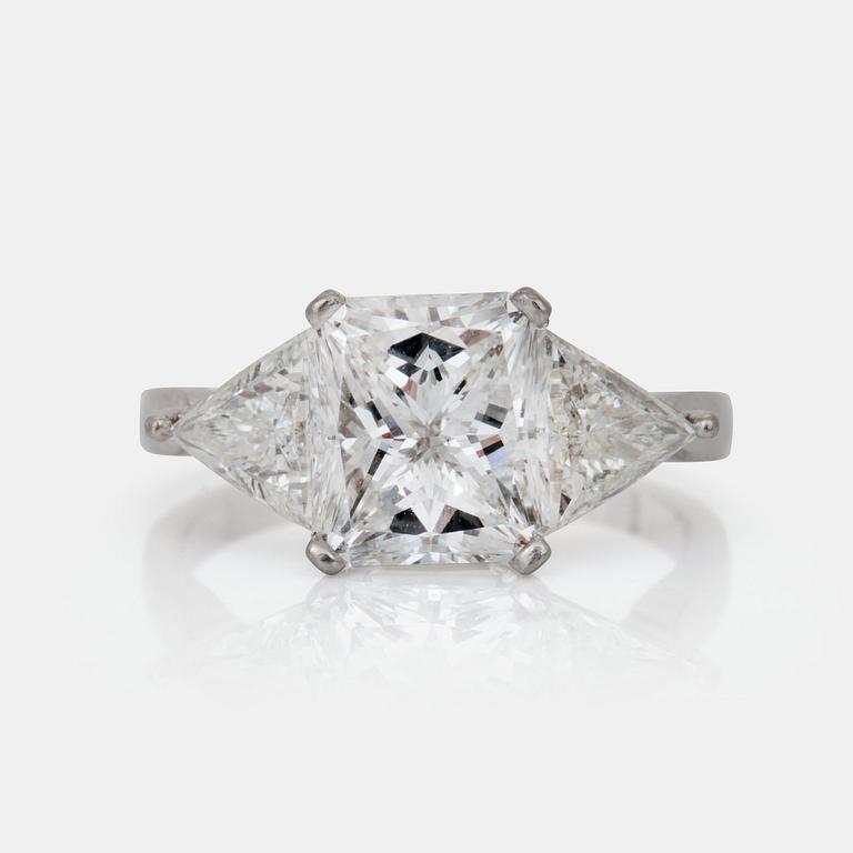 A radiant-cut diamond, 3.01 cts ring. Flanked by two triangular cut-diamonds, 0.50 ct each. E/VS2, certificate from HRD.