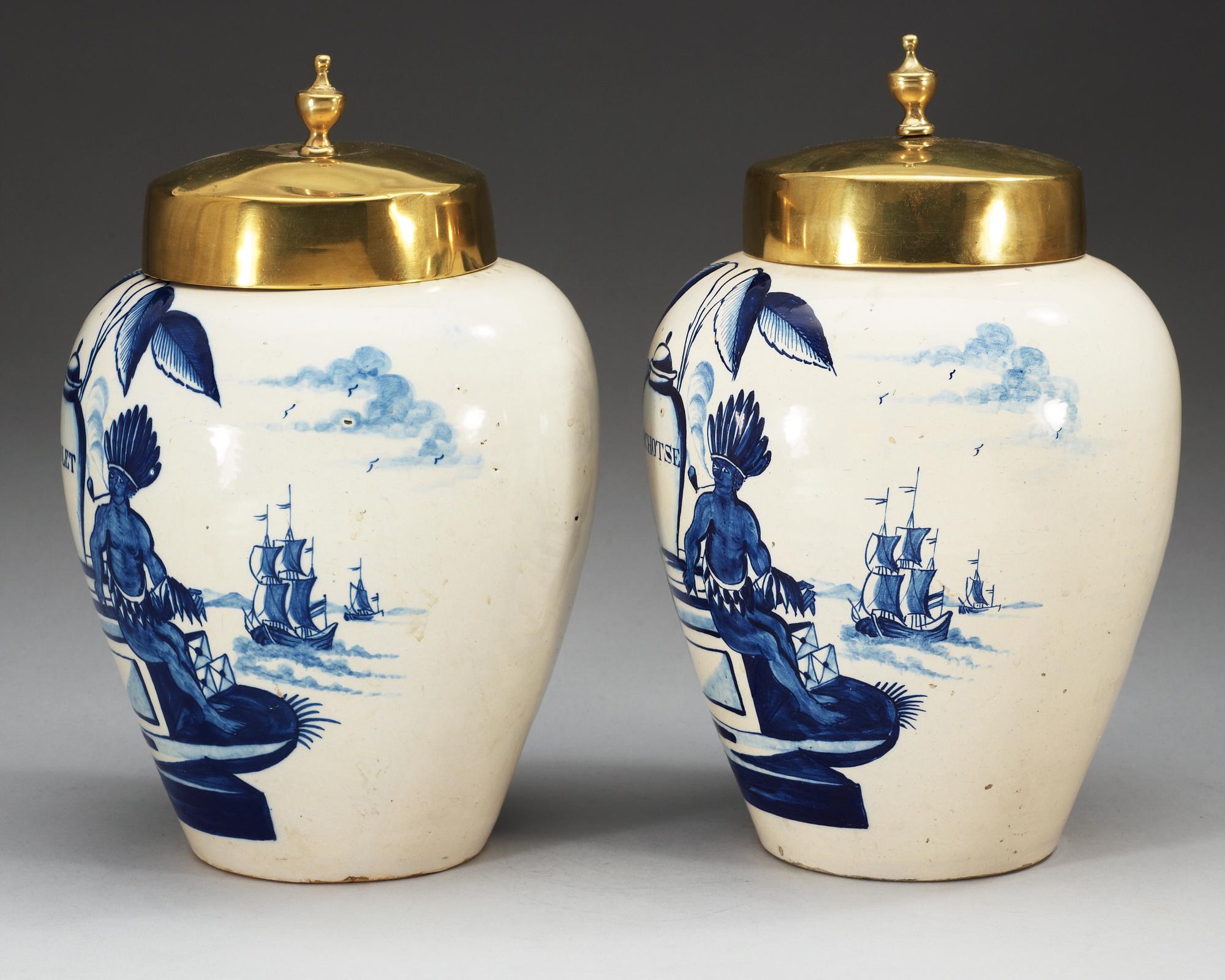 TOBAKSKRUS, ett par, fajans. Holland, 1700-tal.