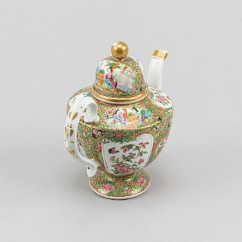 A famille rose Canton teapot with cover, Qing dynasty, late 19th century.