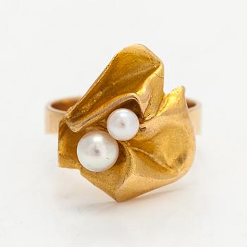Björn Weckström, A 14K gold ring "Broken leaf" with cultured pearls. Lapponia 1967.
