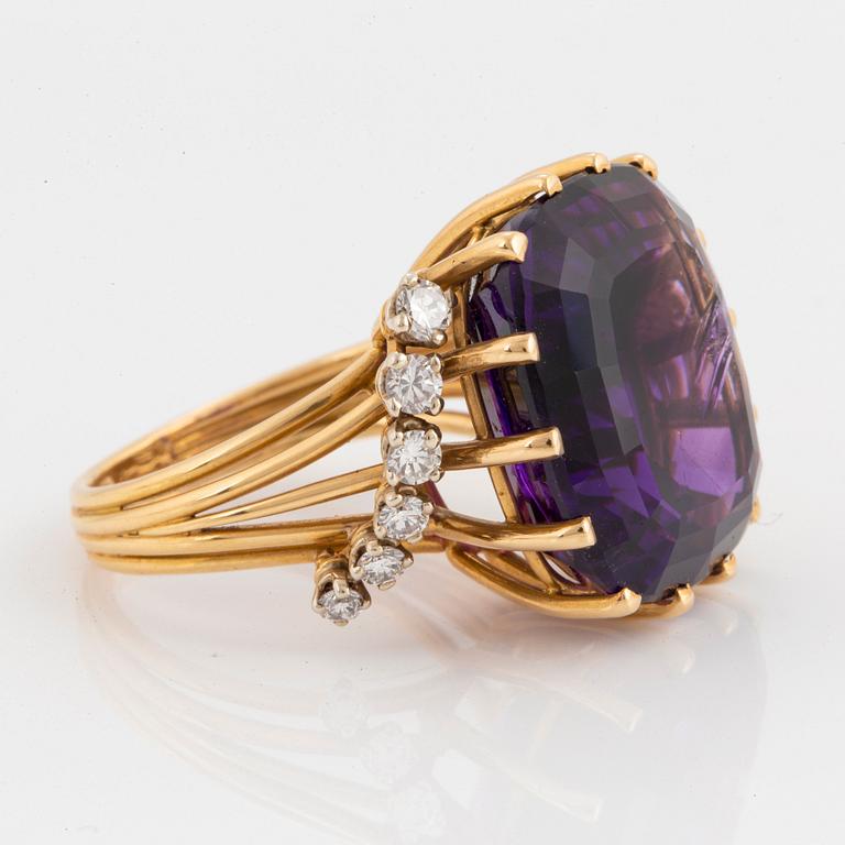 Ring 18K guld med en fasettslipad ametist och runda briljantslipade diamanter.