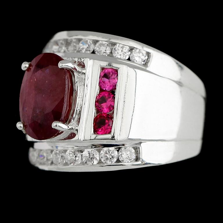 RING, vitguldspläterat sterlingsilver, rubiner tot ca 4.75 ct, vita safirer tot ca 0.88 ct.