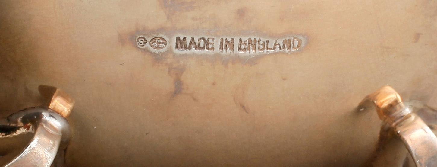 SALTKAR, ett par, samt STRÖARE. Silver, Adie Brothers Ltd., Birmingham, 1900-tal. Tot ca 95 g.