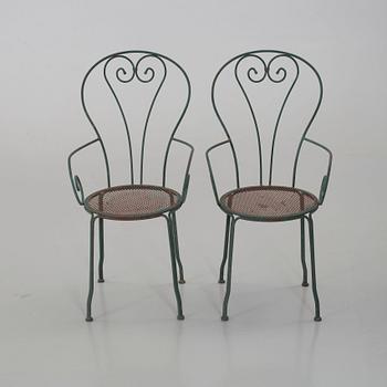 A SET OF GRADEN ARMCHAIRS AND A TABLE. 20TH CENTURY.
