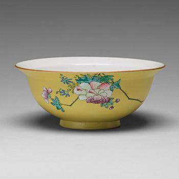 873. A yellow glazed sgrafitto bowl, late Qing dynasty with Qianlong mark.