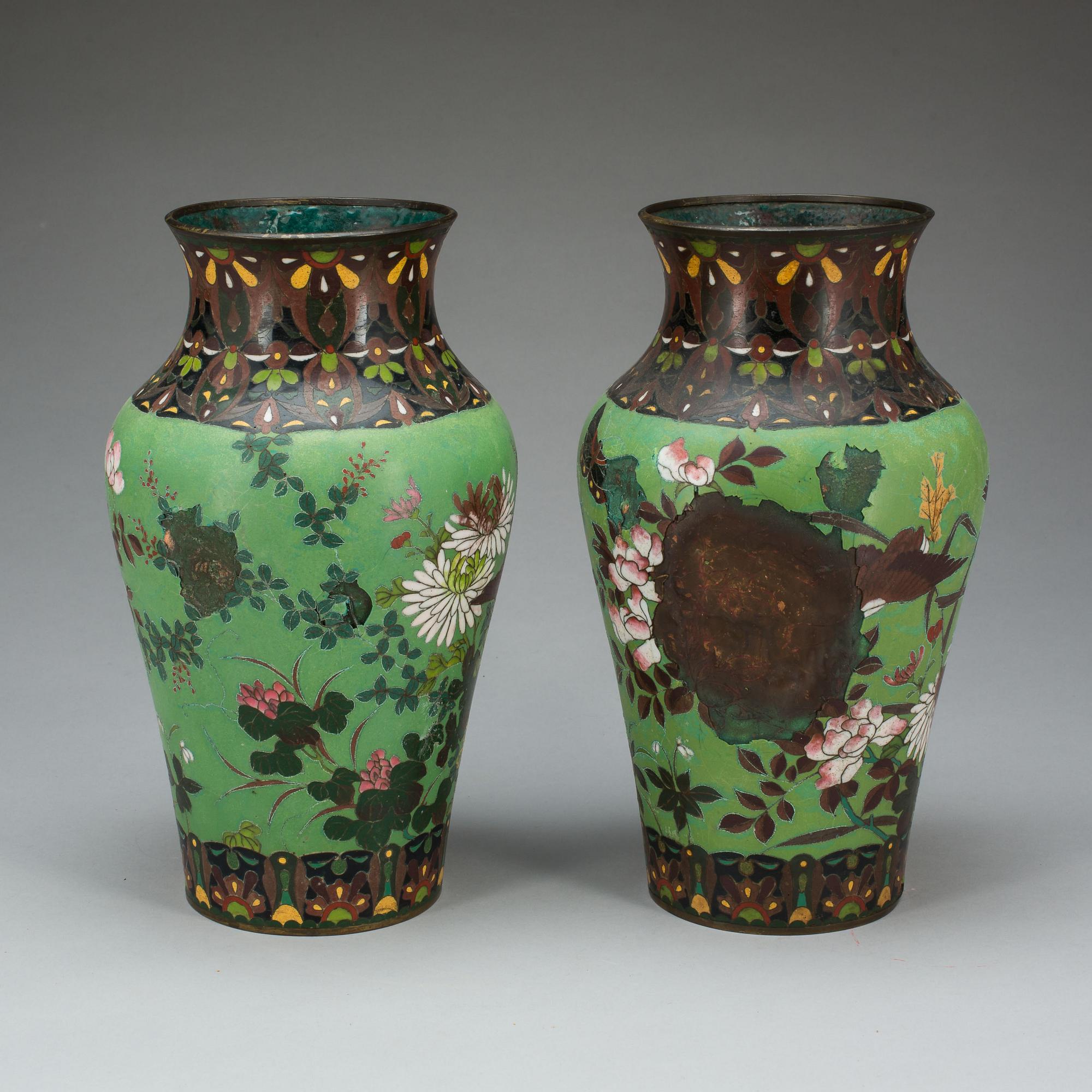 URNOR, ett par, koppar och emalj, Kina, 1800-tal.