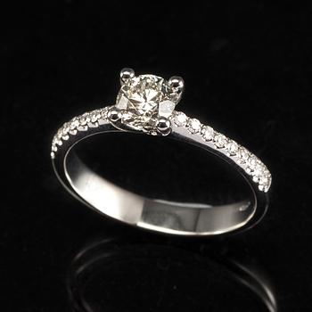 RING, 18K vitguld, diamanter tot. 0,75 ct. Vikt 3,0 g.