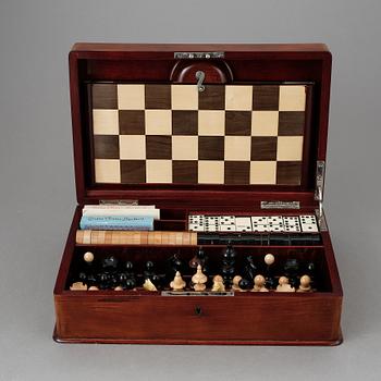 SPELSCHATULL MED OLIKA SPEL, sannolikt 1920-tal.