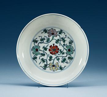 1550. A wucai dish, Qing dynasty with Chenghuas six character mark.
