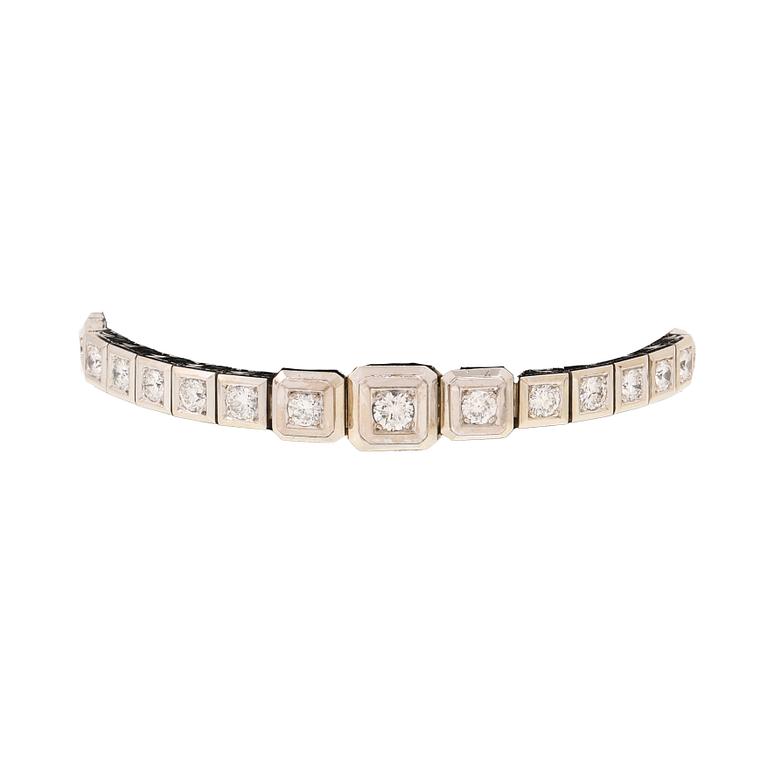 An 18K white gold bracelet with brilliant cut diamonds.