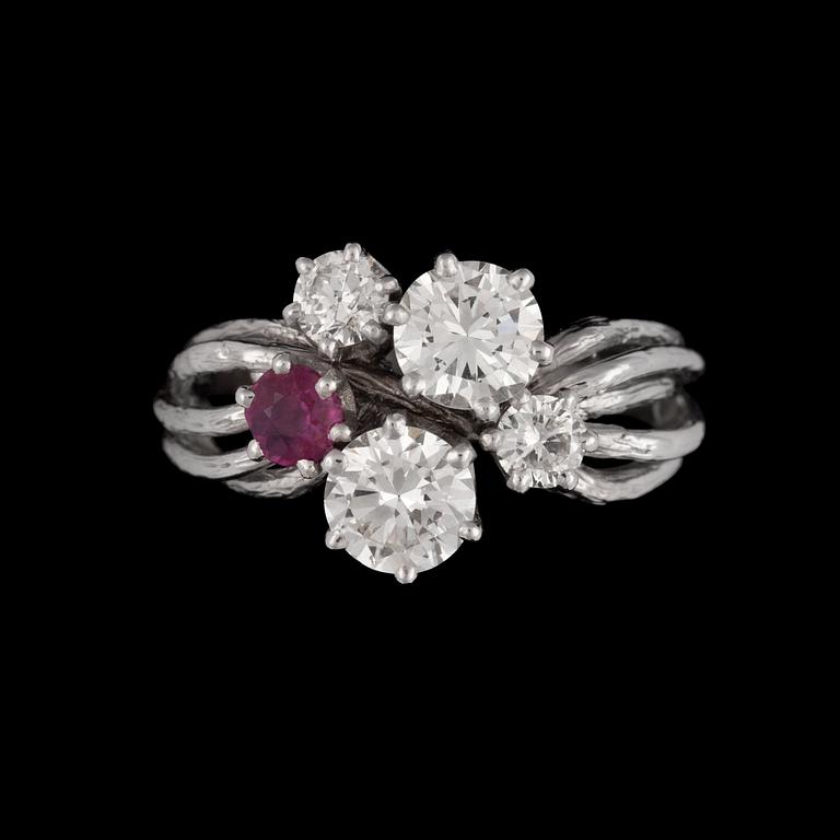 A brilliant cut diamond ring tot. app. 1.50 ct with a ruby, W.A. Bolin 1976.
