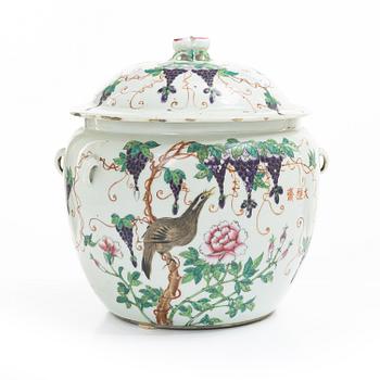 Lacquer urns, China, 19th century.