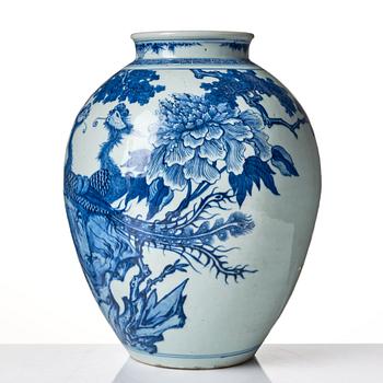 A blue and white jar, Qing dynasty, 19th Century.