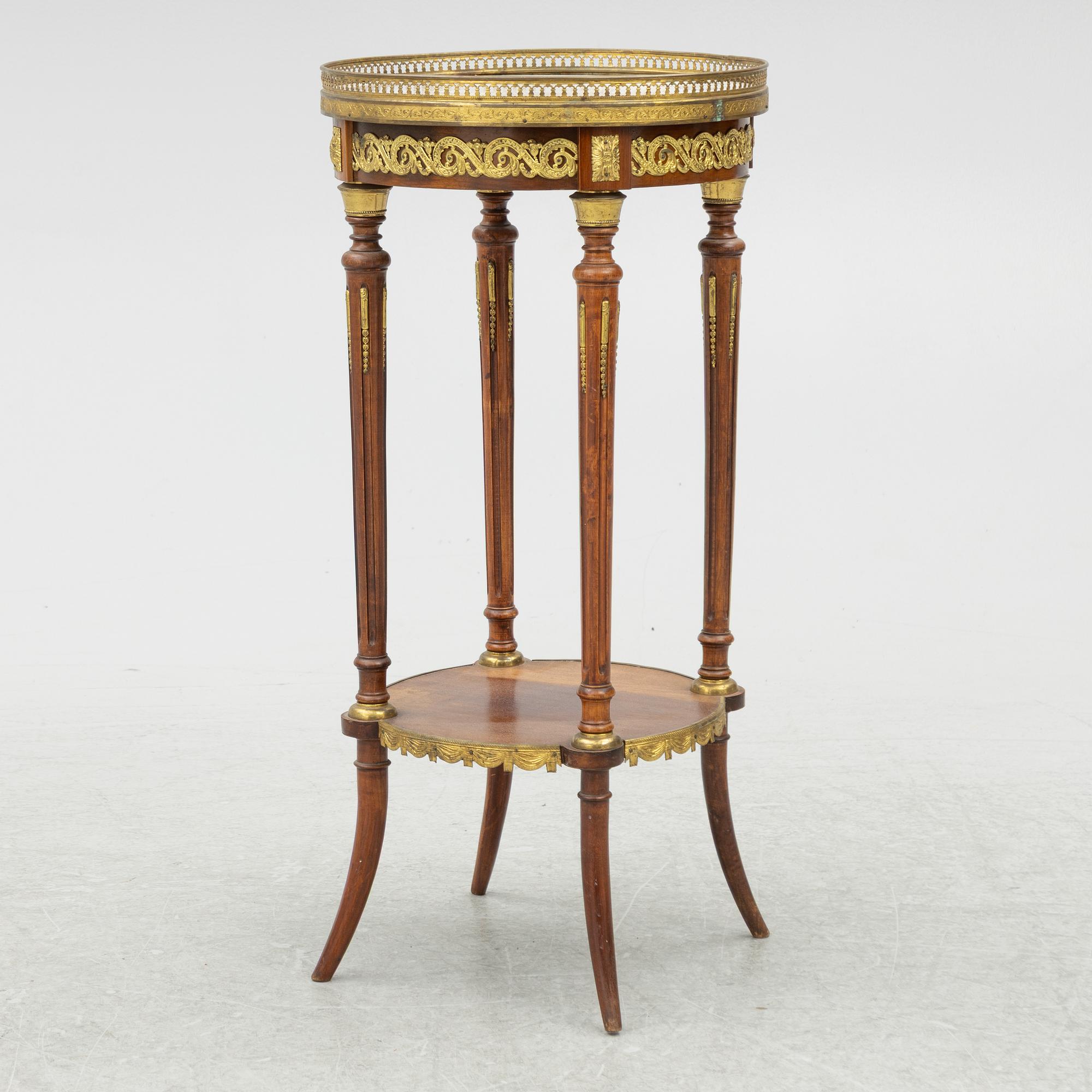 Sidobord, Louis XVI-stil, omkring år 1900, saluförd av Myrstedt & Stern i Stockholm.