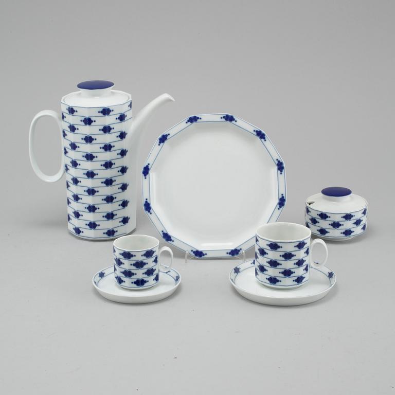 32 pieces of porcelain tableware by Tapio Wikkala for Rosenthal, 1979-80.