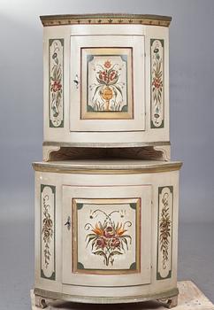 HÖRNSKÅP, allmoge. 1800-tal.