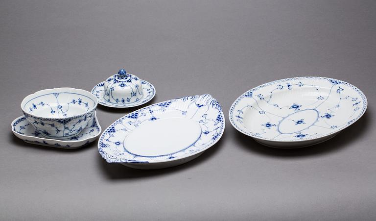 SERVIS, ca 65 delar, "Musselmalet", halvblond, Royal Copenhagen.