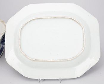 TERRIN MED LOCK OCH FAT, porslin, Jiaqing, Kina tidigt 1800-tal.