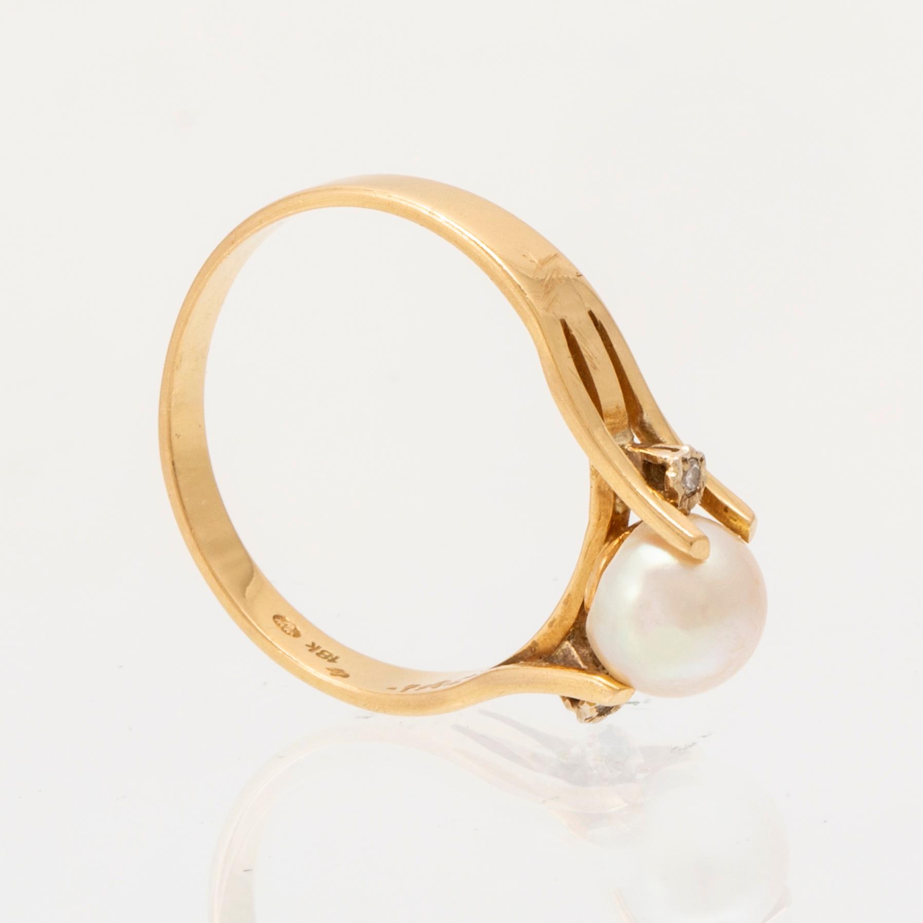 Ring 18K gold with a cultured pearl and round single-cut diamonds.