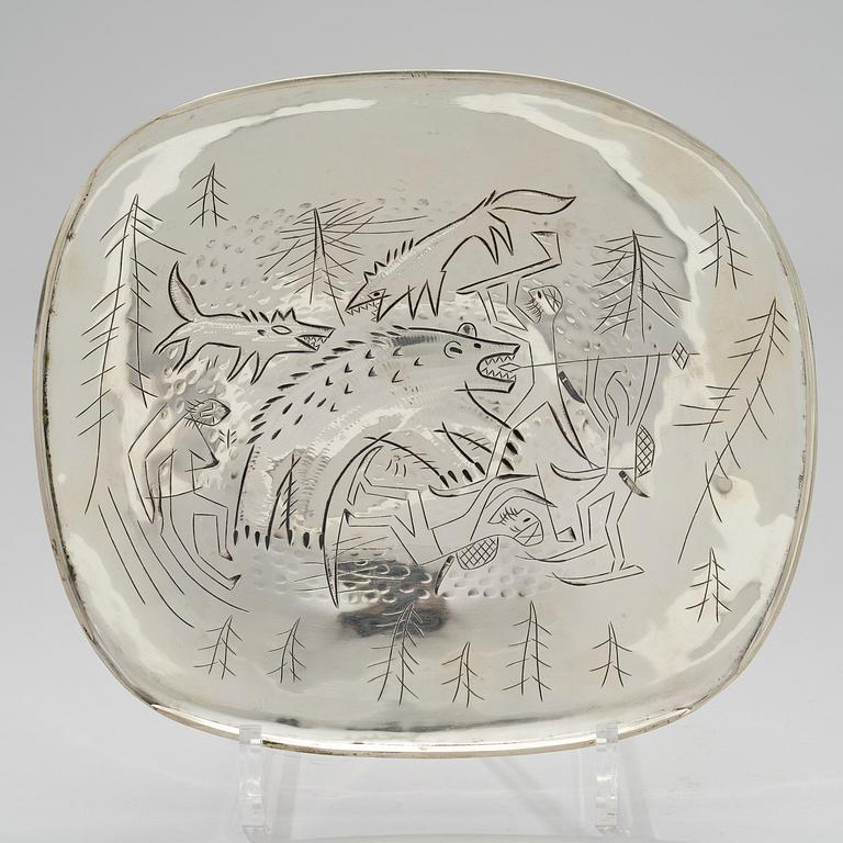 TAPIO WIRKKALA, A DISH. Karhunkaato (Bear hunting). Silver 813H, Helsinki 1956.