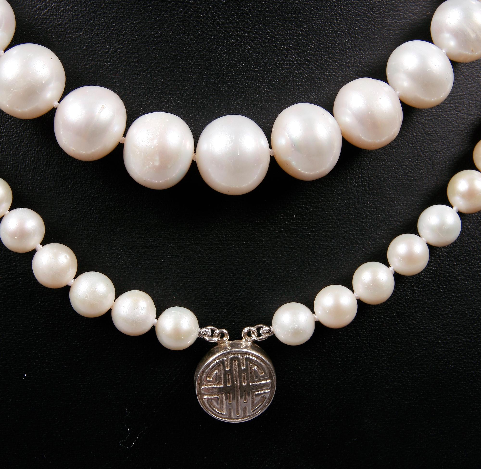 PÄRLCOLLIER, 2 st, silverlås, 2000-tal.