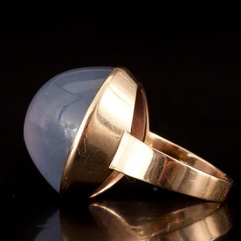 RING, guld 14K, cabochonslipad kalsedon. Olavi Nupponen, Kaunis Koru 1961.