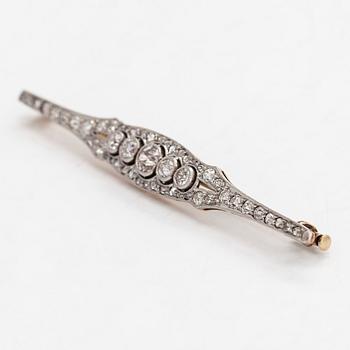 A 14K gold and platinum brooch, with old- and rose-cut diamonds.