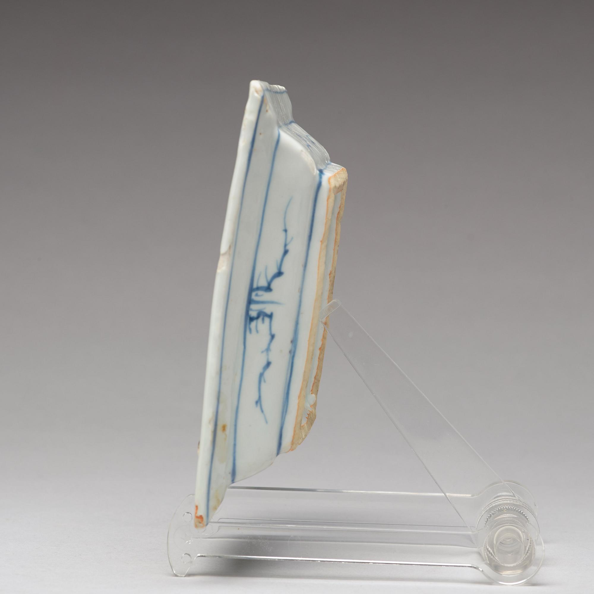 A blue and white Transition dish, 17th Century.