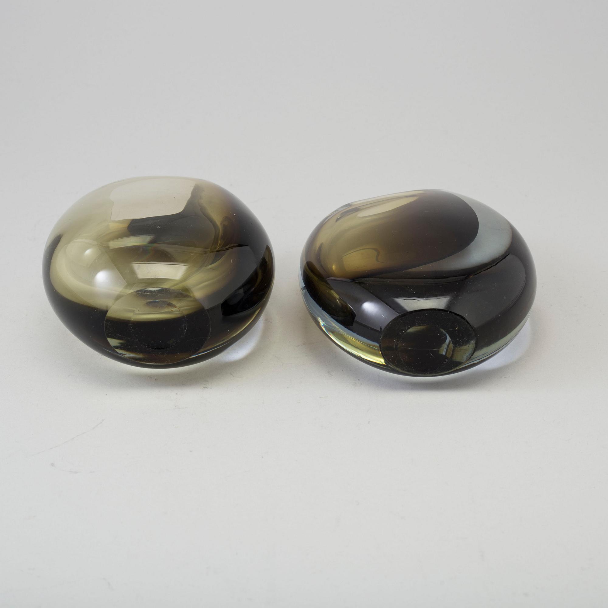 GUNNAR NYLUND, 2 glass vases, "Shark tooth", Strömbergshyttan.