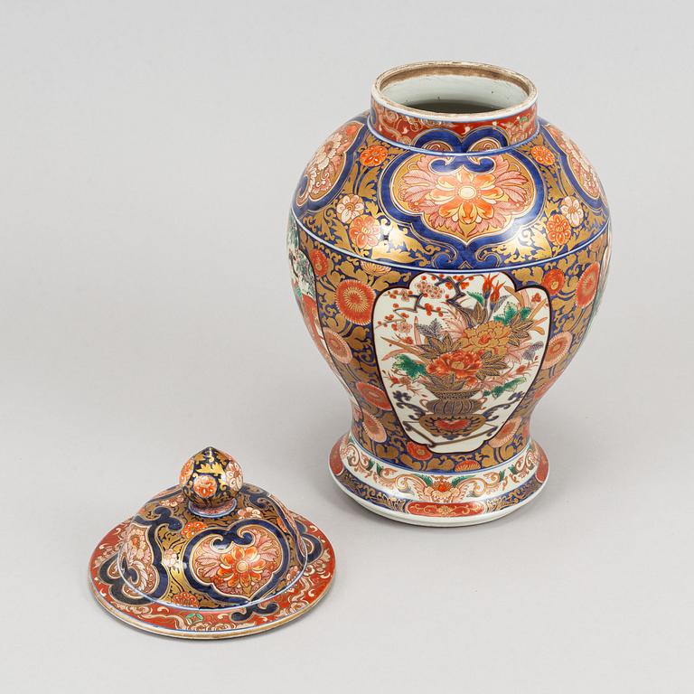 A Japanese imari jar with cover, 20th Century.