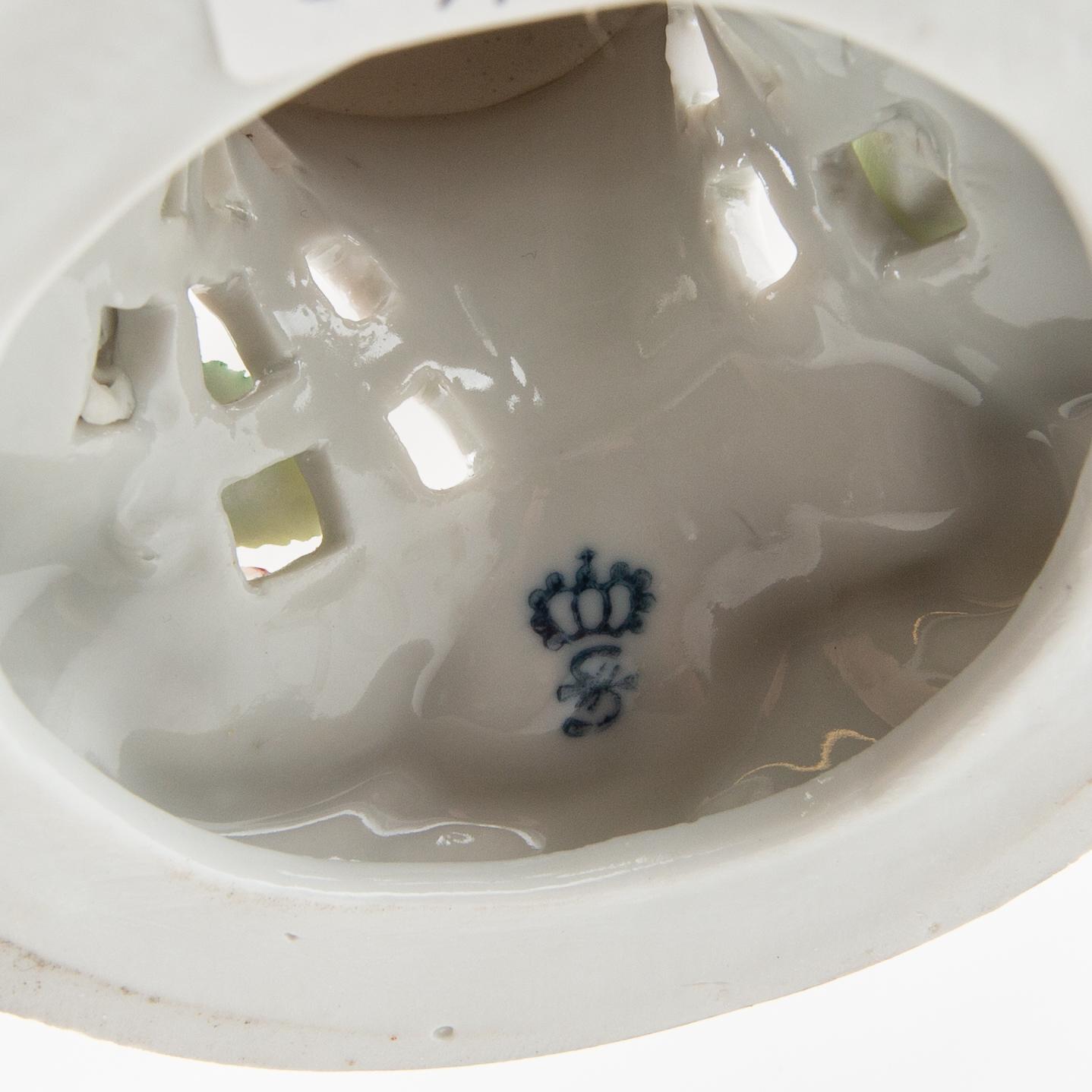 Potpourri urns 2 pcs Louis XV style Sitzendorf Germany first half of the 20th century porcelain.