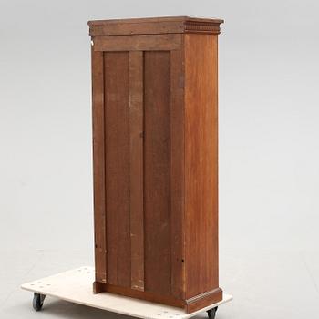 BOKSKÅP, nyrenässans. 1800-talets slut.