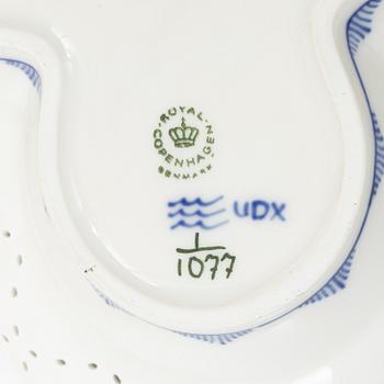 Royal Copenhagen, fat, porslin, "Musselmalet", helblonde, Danmark. 1974-1978.