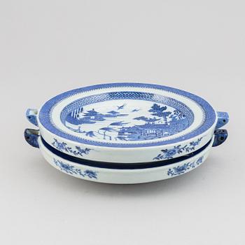 A pair of blue and white hot water dishes, Qing dynasty, Jiaqing (1796-1820).