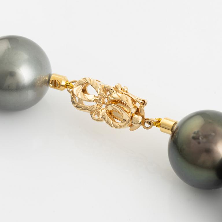 A cultured Tahiti pearl necklace with an 18K gold clasp.