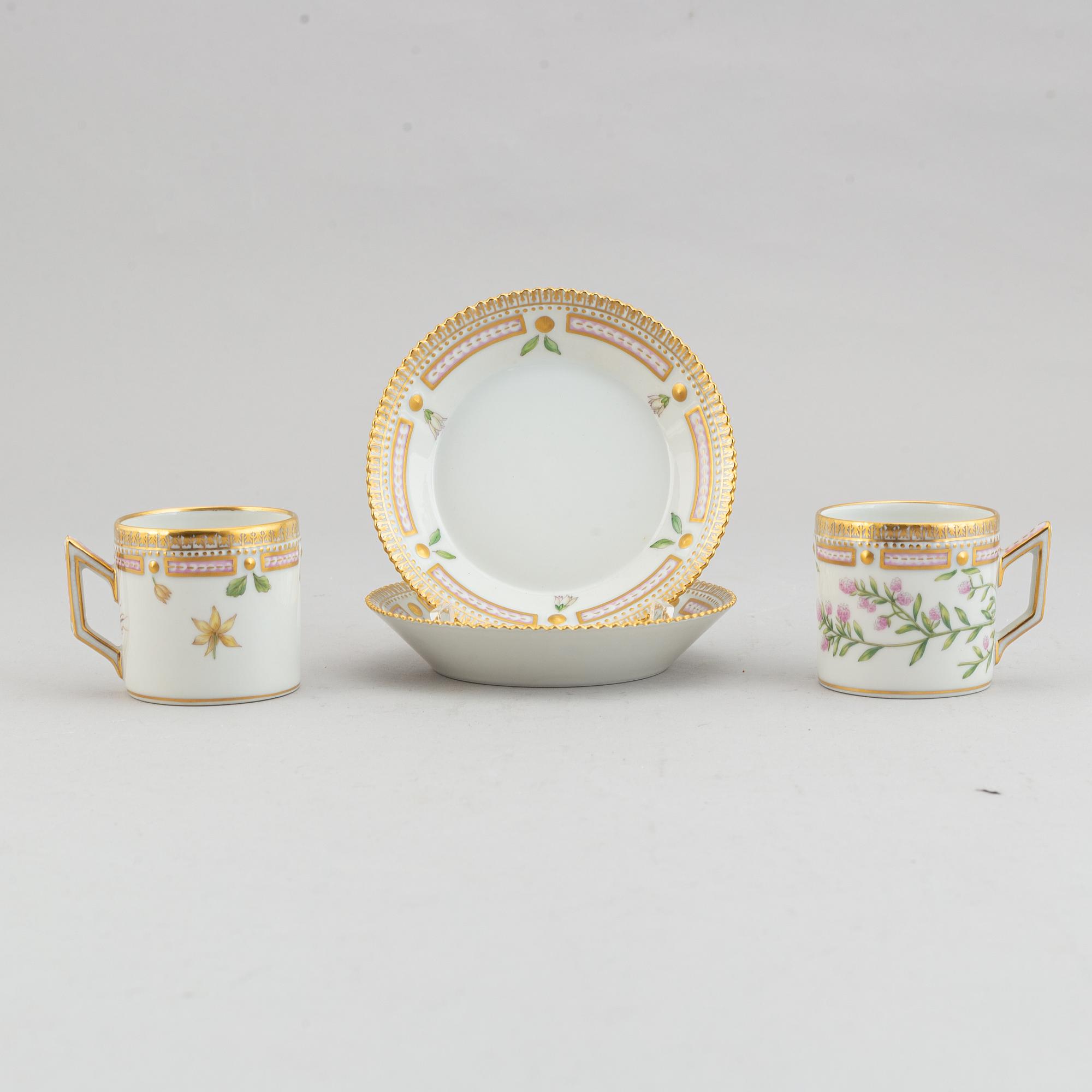 Royal Copenhagen, koppar med fat, ett par, samt sockerskål, porslin. "Flora Danica", 1900-tal.