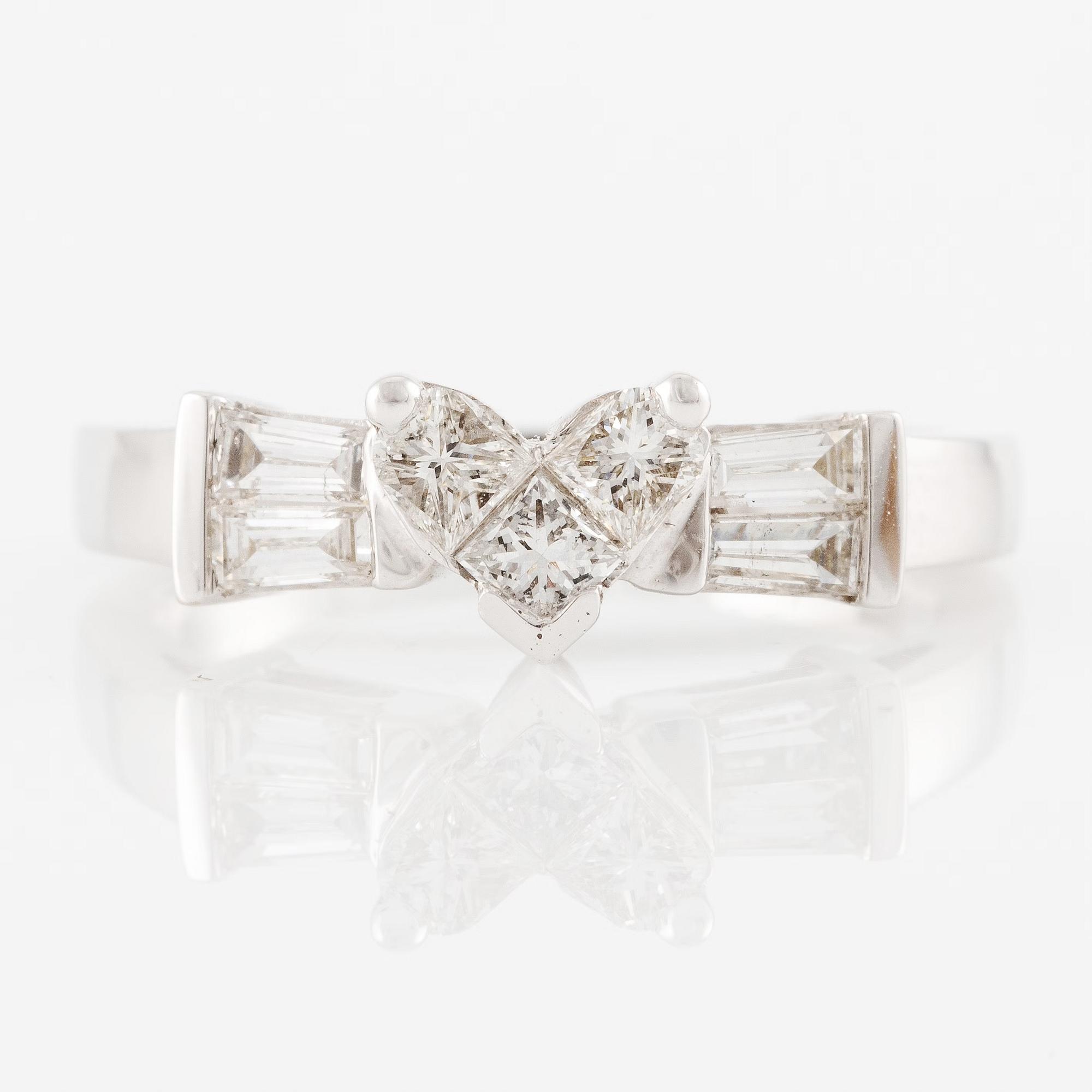 Ring 18K gold with diamonds in various cuts.