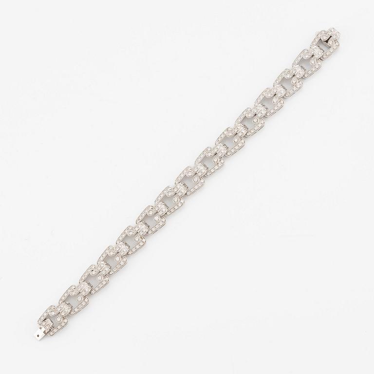 An 18K white gold bracelet set with round brilliant-cut diamonds.