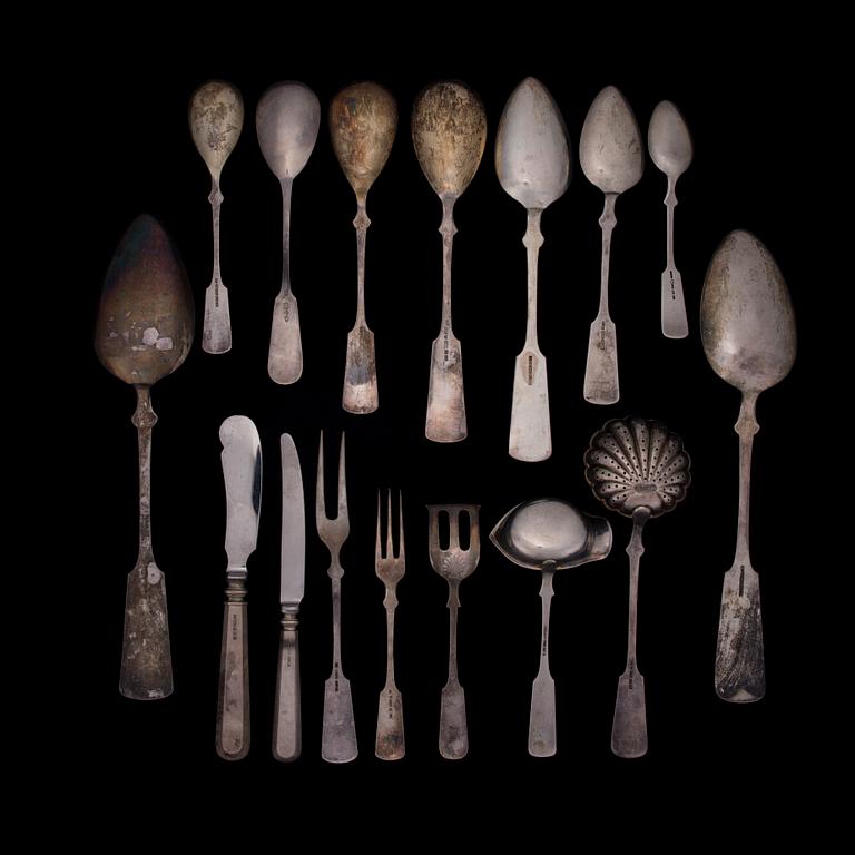 BESTICKUPPSÄTTNING, 47 delar, silver, "Musslan", Åbo 1920-30-tal. Silvervikt totalt ca 1400 g.