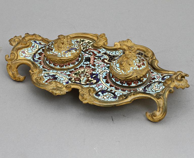 BLÄCKSTÄLL samt LJUSSTAKAR, ett par, förgylld gulmetall samt cloisonné, nyrokoko, 1800/1900-tal.