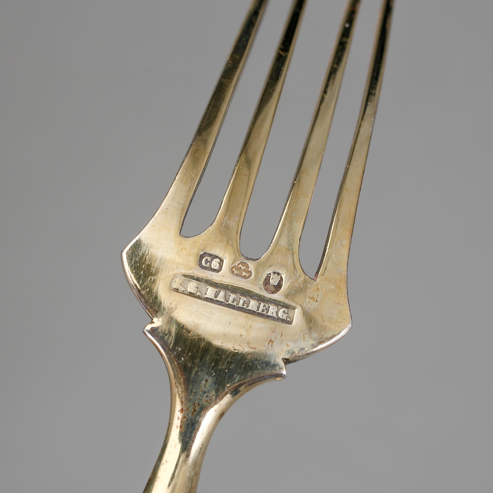 BESTICKSERVIS, 24 delar, silver och porslin, C G Hallberg, Stockholm 1881, total vikt cirka 1140 gram.