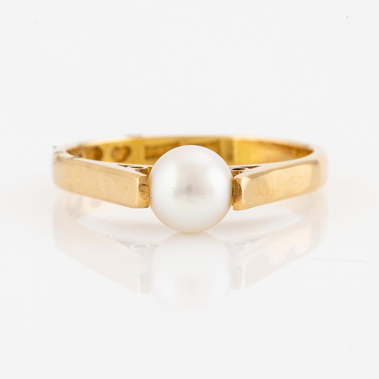 Ring, 18K gold with cultured pearl.